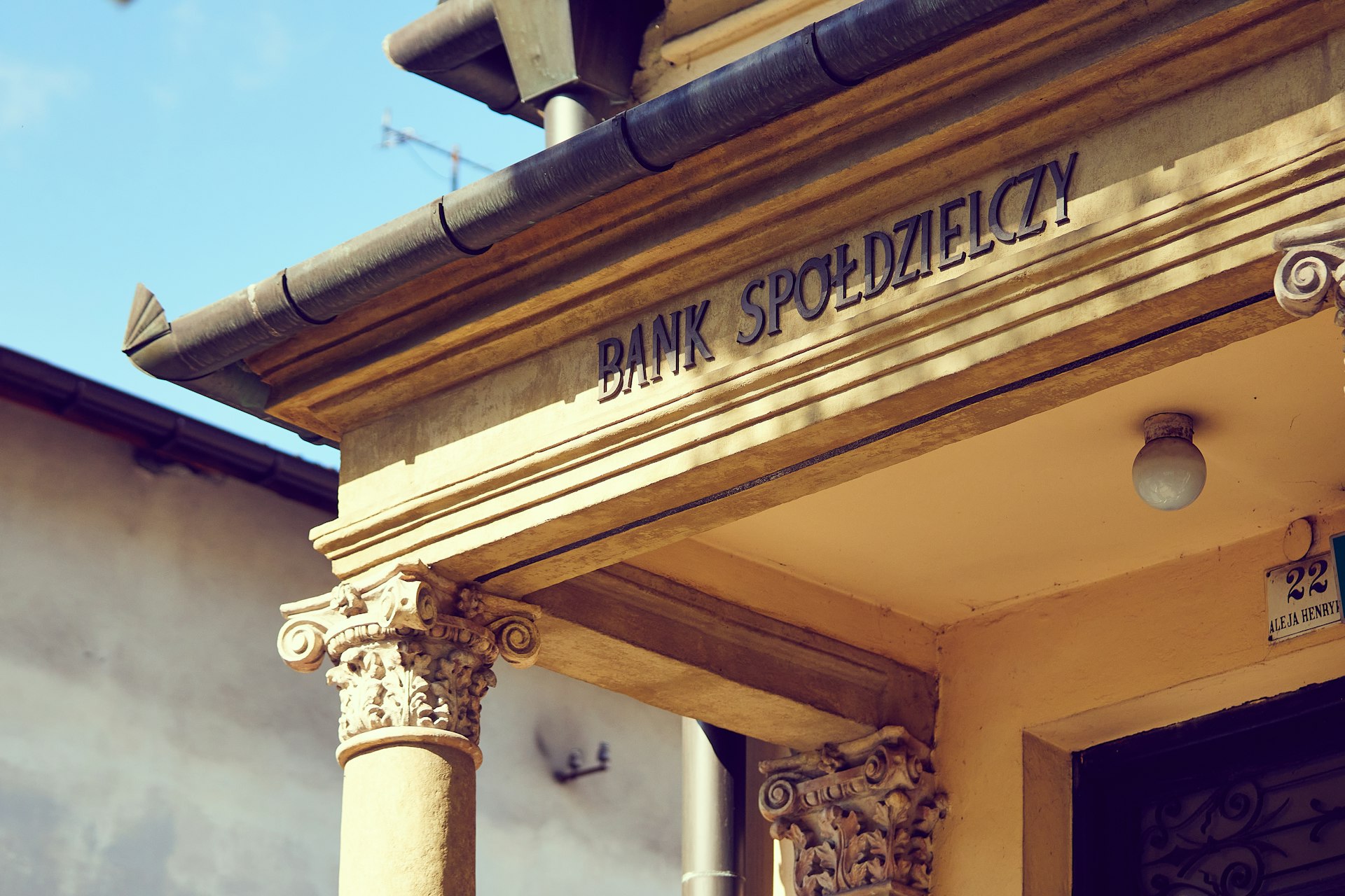How Fintech Startups Are Transforming and Challenging Traditional Banks How Fintech Startups Are Transforming and Challenging Traditional Banks